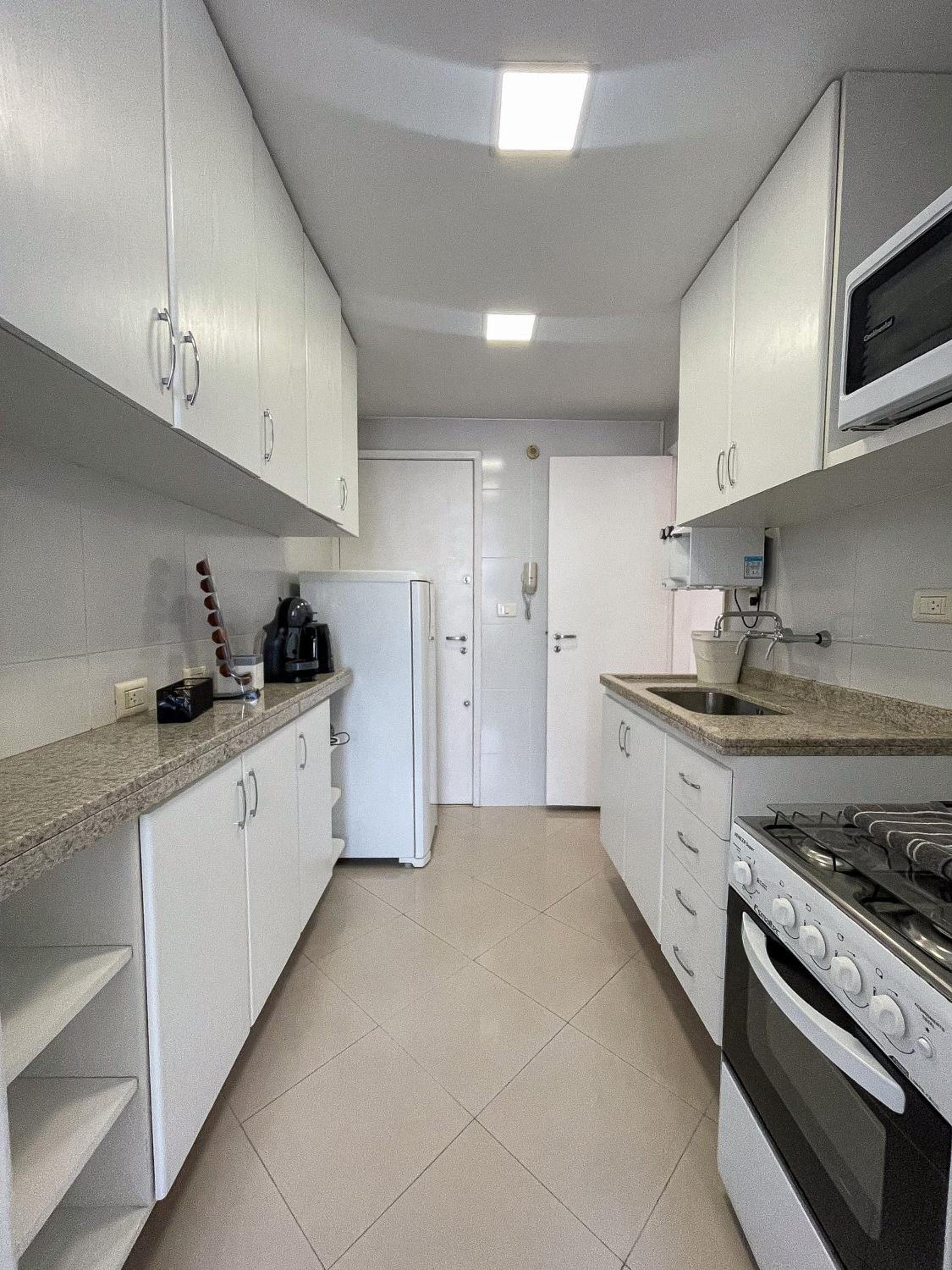 Two Leblon suites two blocks from the beach view 4