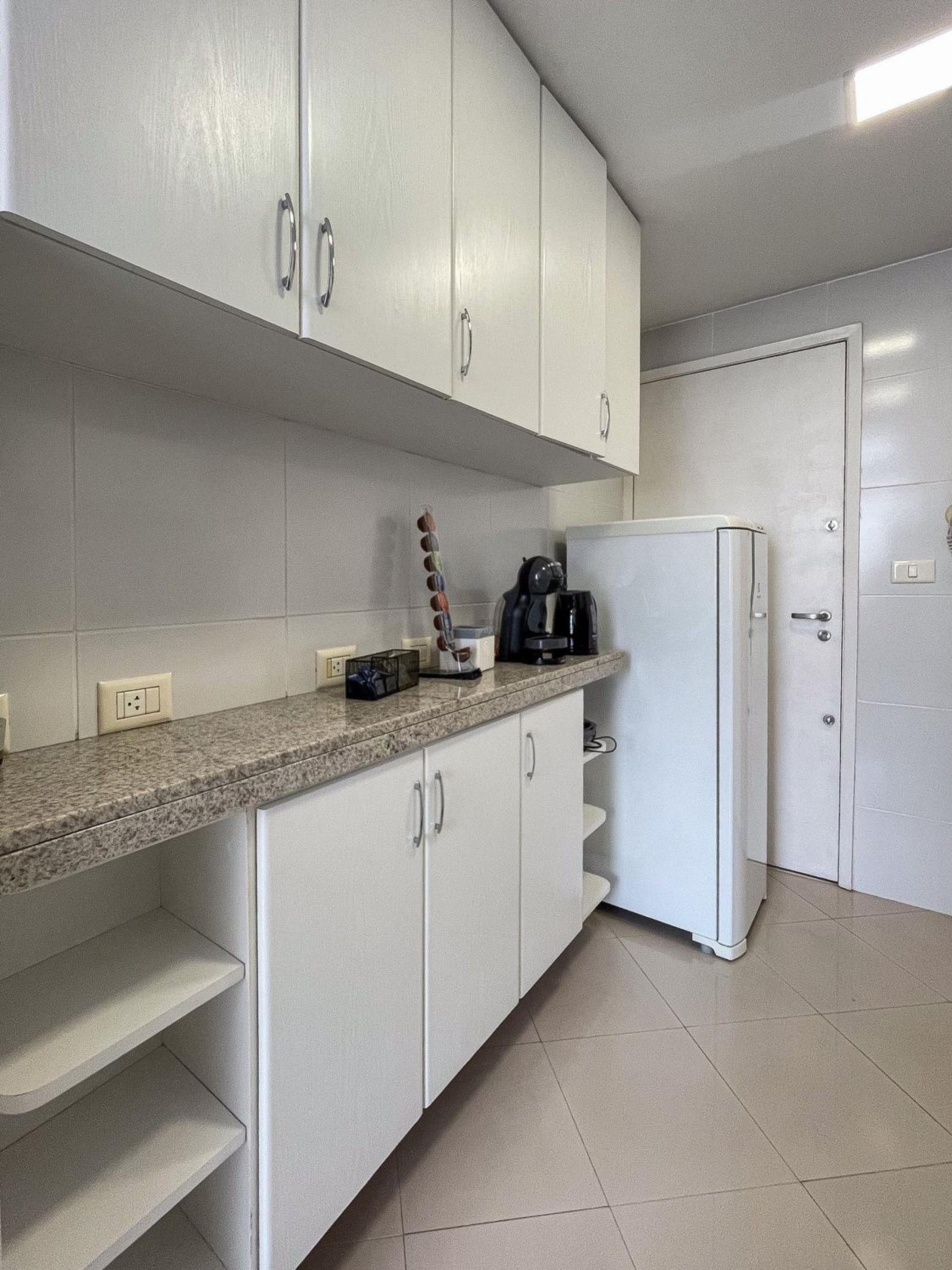Two Leblon suites two blocks from the beach view 5