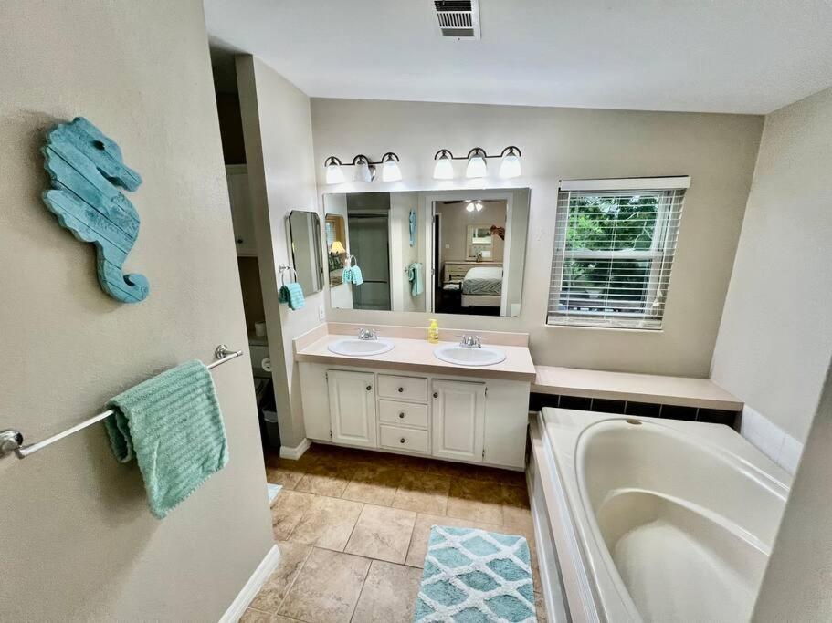 Waterfront home with direct Gulf access, El Logrado