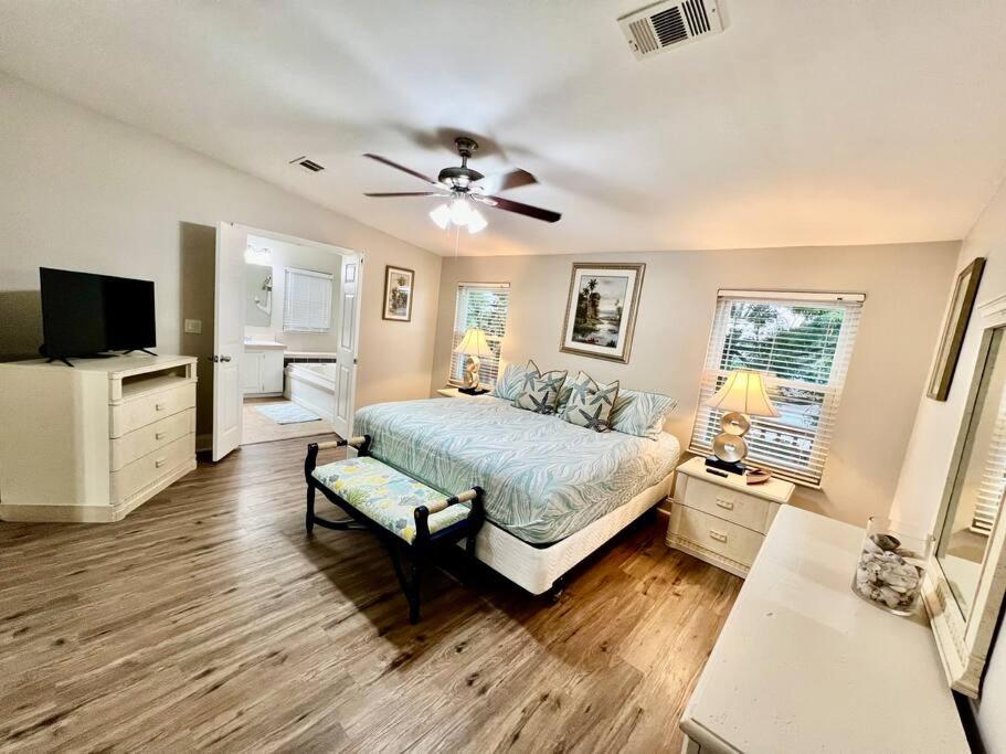 Waterfront home with direct Gulf access, El Logrado