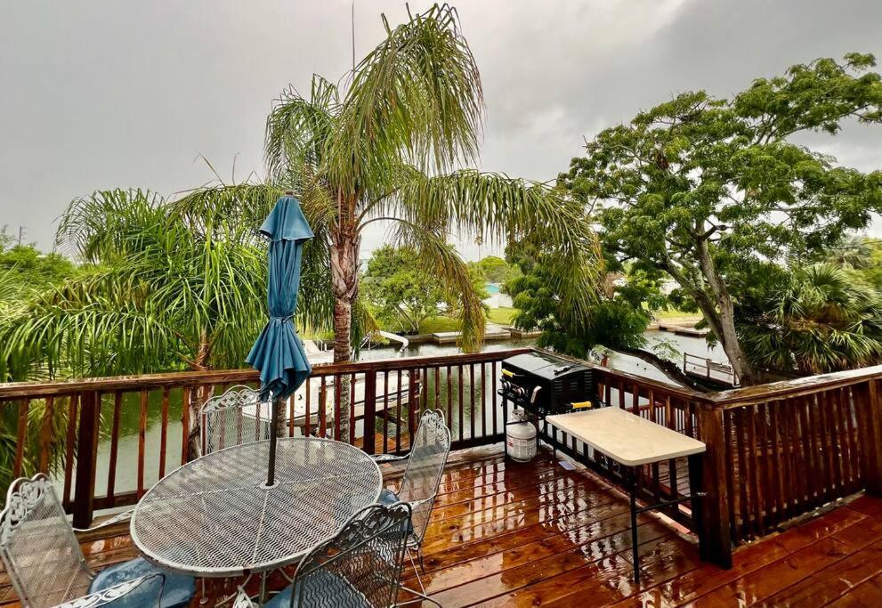 Waterfront home with direct Gulf access, El Logrado