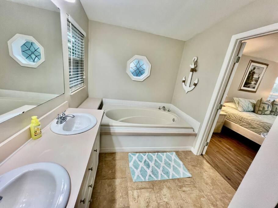 Waterfront home with direct Gulf access, El Logrado