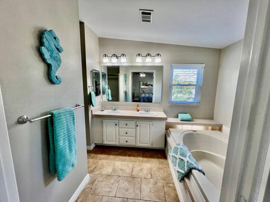 Waterfront home with direct Gulf access, El Logrado