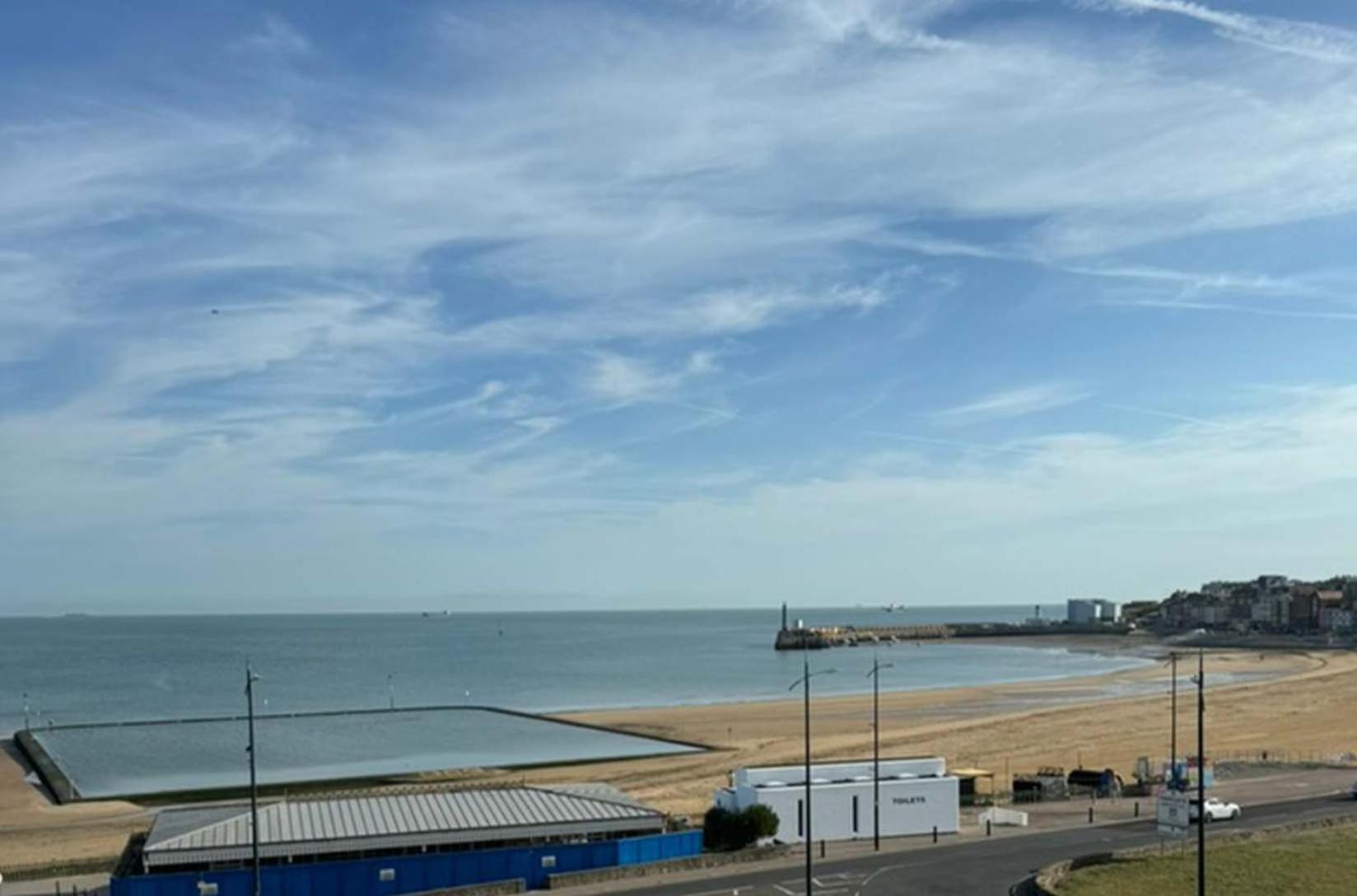 Luxury 2 Bed Apartment with Stunning Sea View Steps from Old Town and Dreamland, photo 35