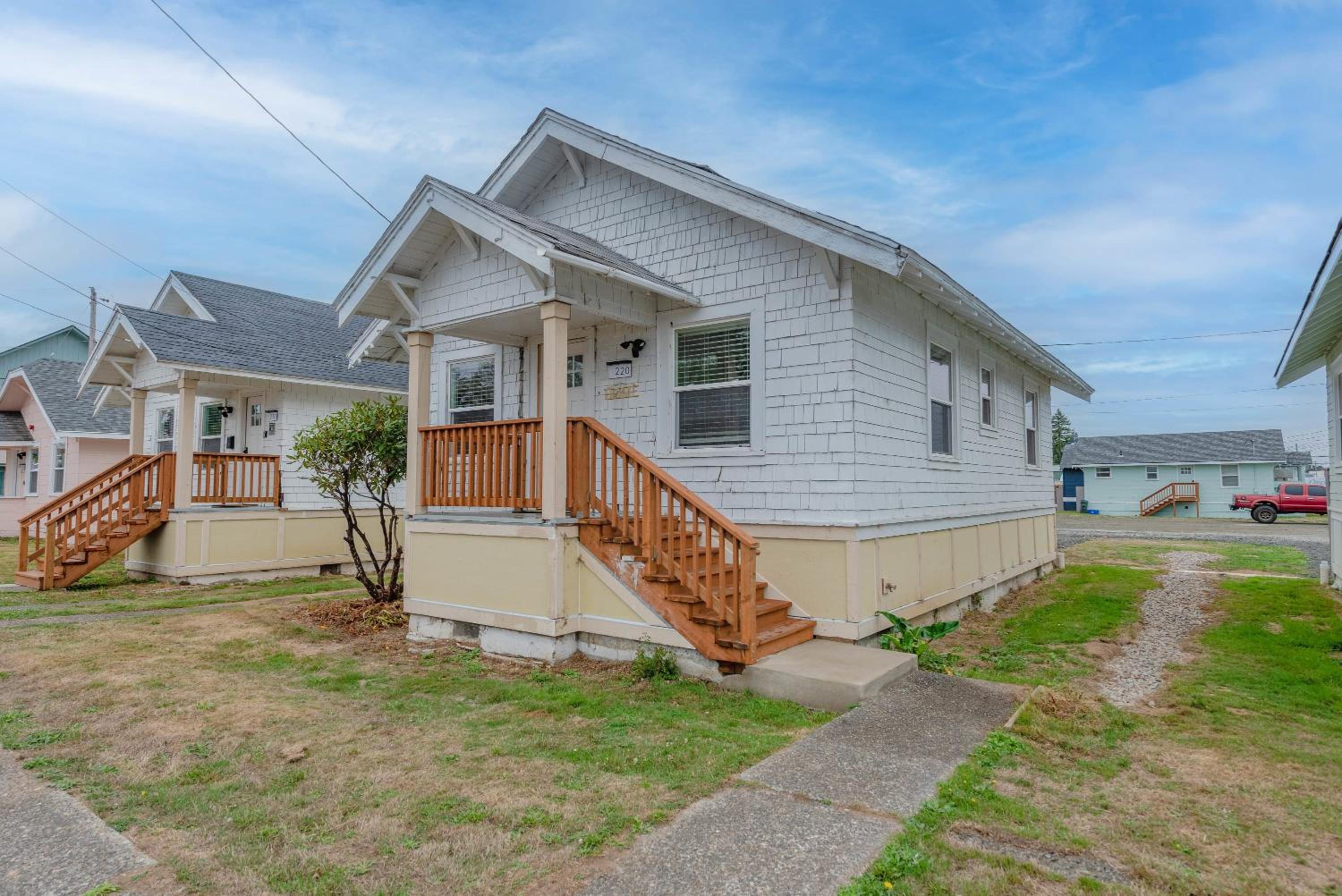 #StayinMyDistrict Coos Bay Goldfinch Cottage view 3