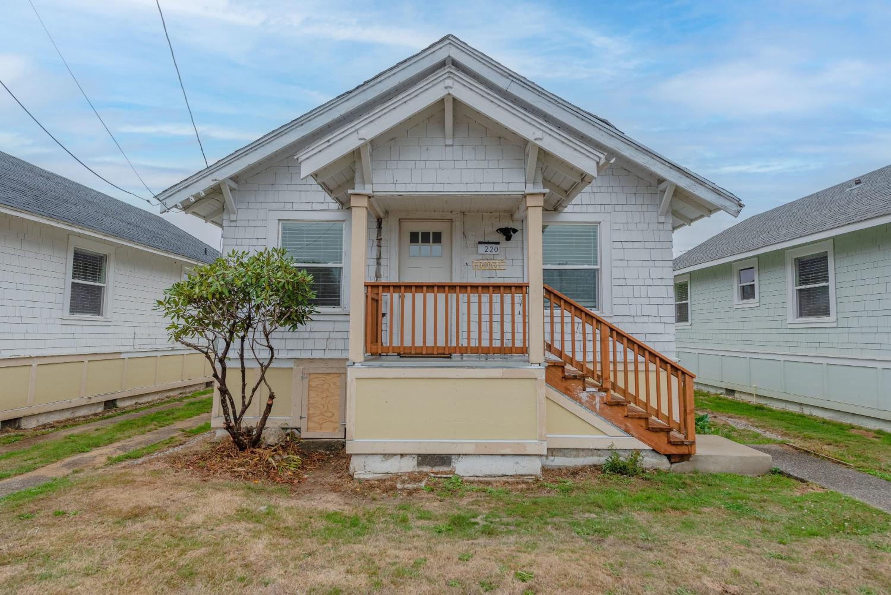 #StayinMyDistrict Coos Bay Goldfinch Cottage view 4