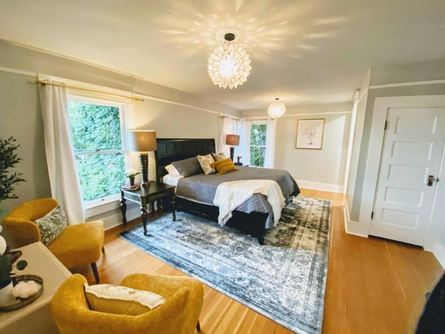 Albany Vacations - Historical Entertainer 3 Bedroom Townhouse AC PNW - Property Image 1