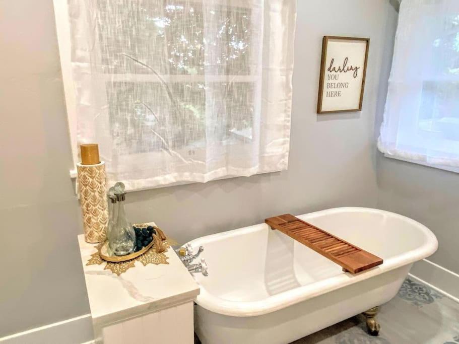 Albany Vacations - Historical Entertainer 3 Bedroom Townhouse AC PNW - Property Image 46