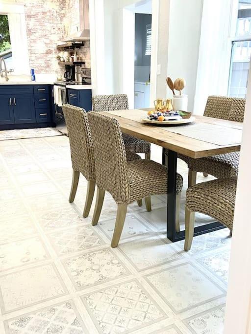 Albany Vacations - Historical Entertainer 3 Bedroom Townhouse AC PNW - Property Image 2