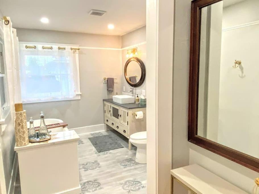 Albany Vacations - Historical Entertainer 3 Bedroom Townhouse AC PNW - Property Image 30