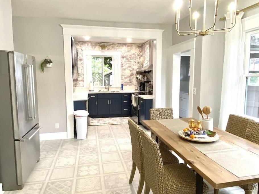 Albany Vacations - Historical Entertainer 3 Bedroom Townhouse AC PNW - Property Image 42