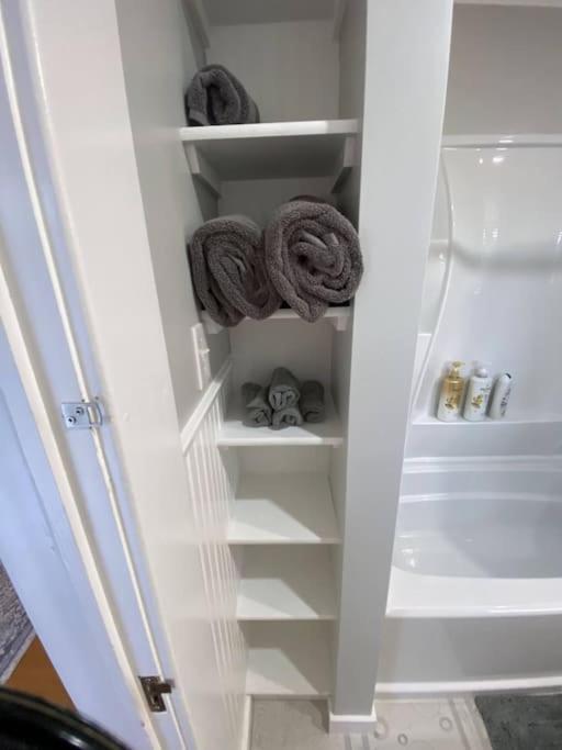 Albany Vacations - Historical Entertainer 3 Bedroom Townhouse AC PNW - Property Image 11