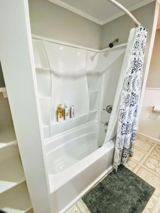 Albany Vacations - Historical Entertainer 3 Bedroom Townhouse AC PNW - Property Image 9