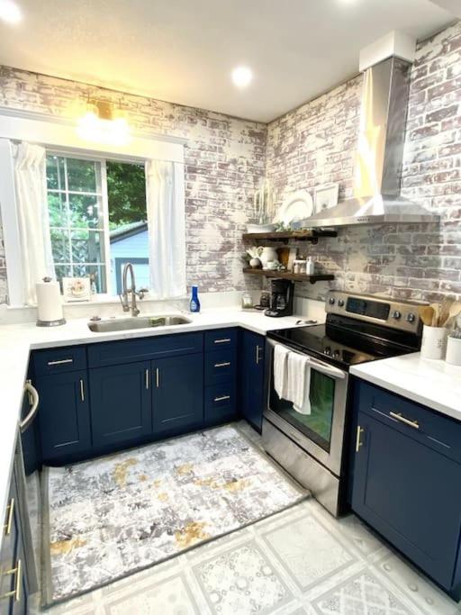 Albany Vacations - Historical Entertainer 3 Bedroom Townhouse AC PNW - Property Image 41