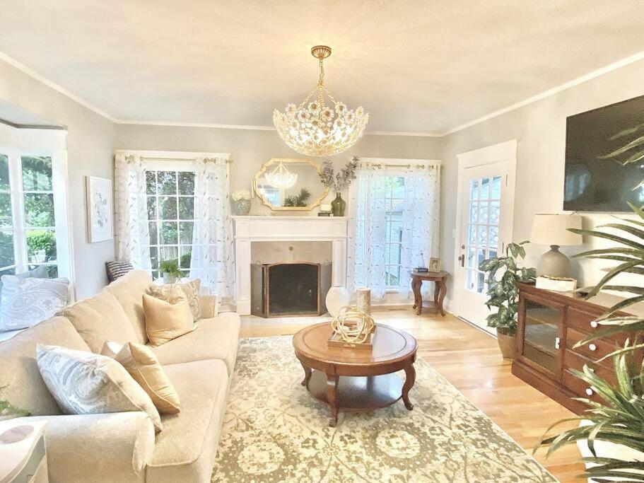 Albany Vacations - Historical Entertainer 3 Bedroom Townhouse AC PNW - Property Image 51