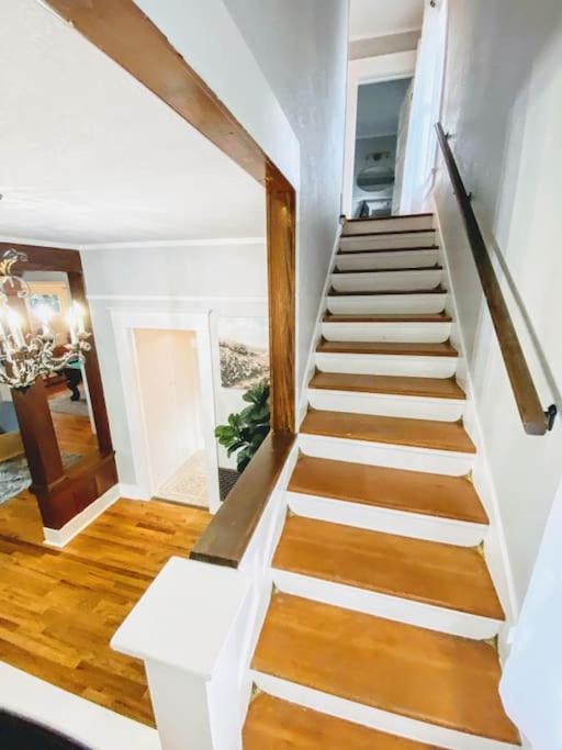 Albany Vacations - Historical Entertainer 3 Bedroom Townhouse AC PNW - Property Image 6