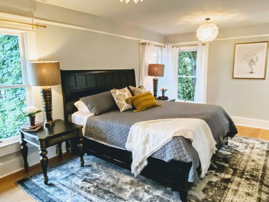 Albany Vacations - Historical Entertainer 3 Bedroom Townhouse AC PNW - Property Image 35