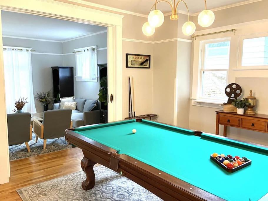 Albany Vacations - Historical Entertainer 3 Bedroom Townhouse AC PNW - Property Image 2