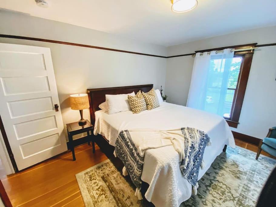 Albany Vacations - Historical Entertainer 3 Bedroom Townhouse AC PNW - Property Image 38