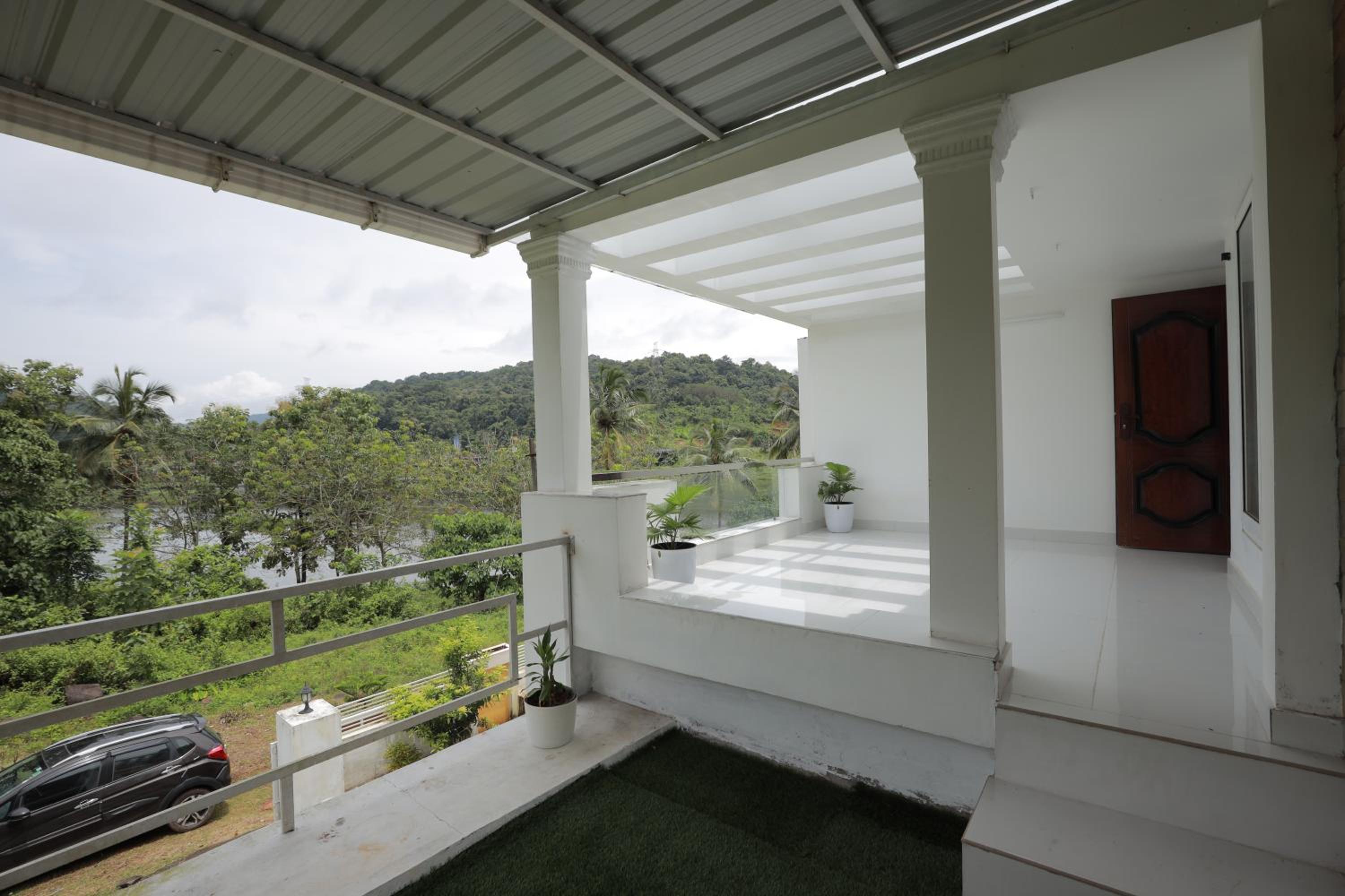 Lake N Hill Home stay view 3