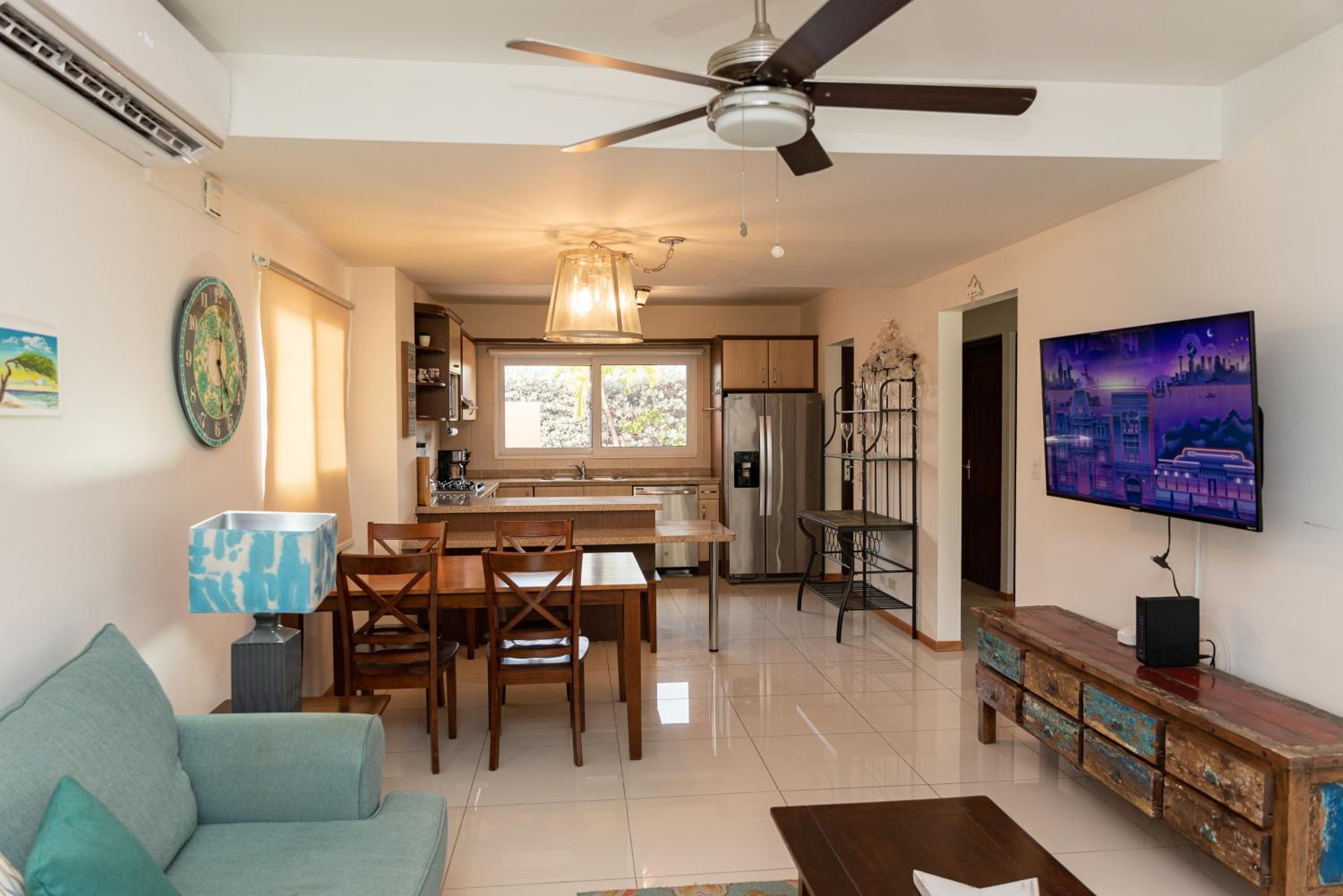 Cozy Condo just a short walk to Eagle Beach
