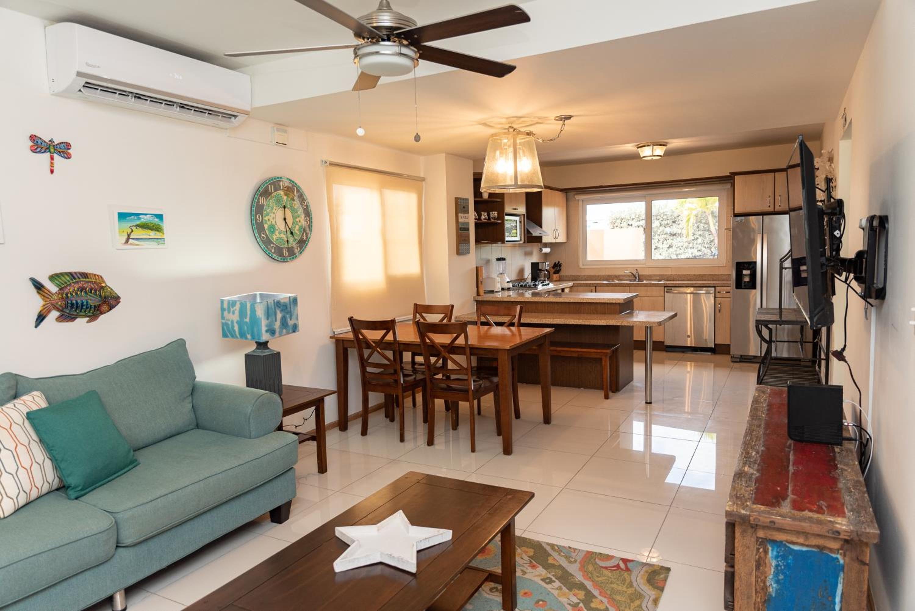 Cozy Condo just a short walk to Eagle Beach