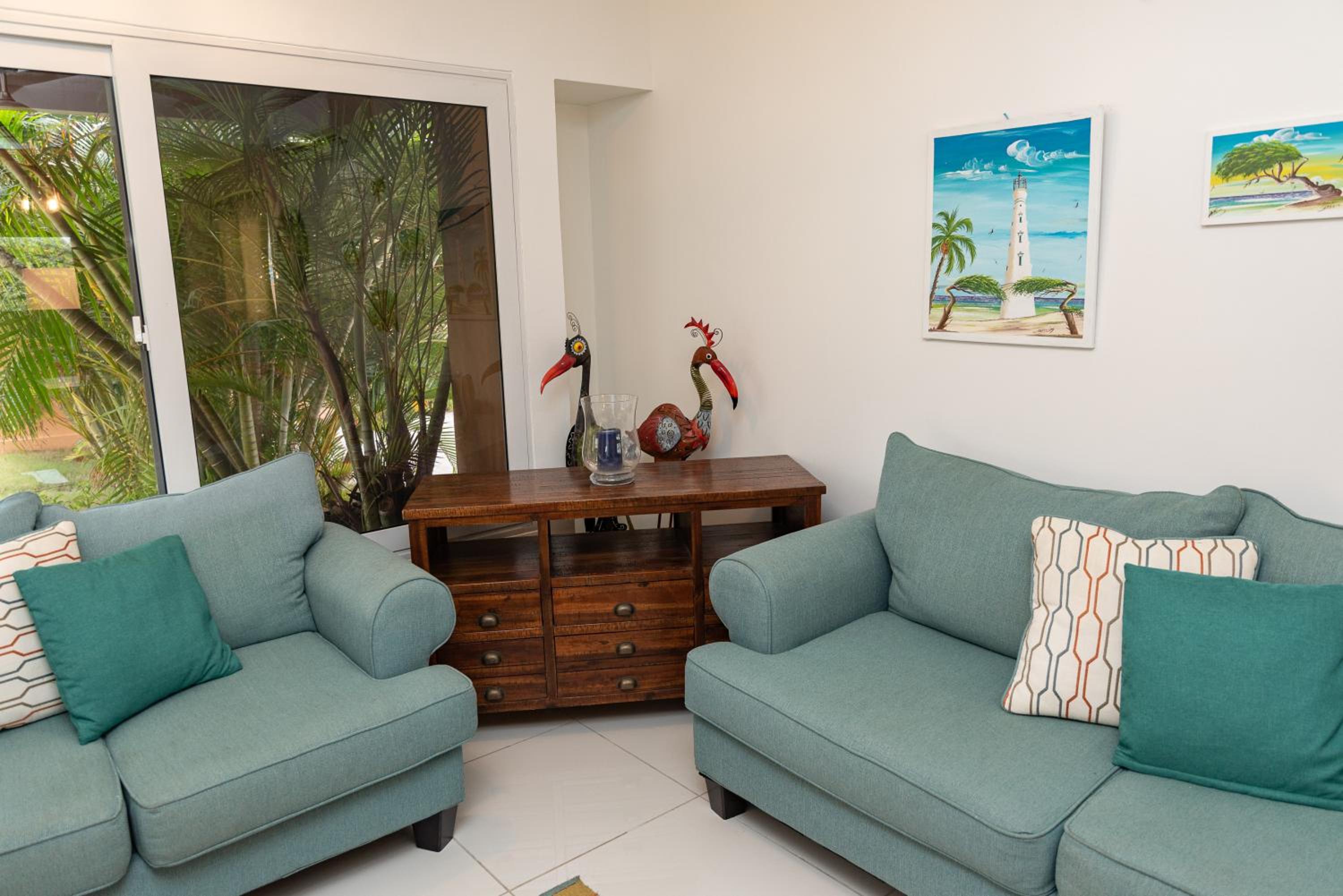 Cozy Condo just a short walk to Eagle Beach