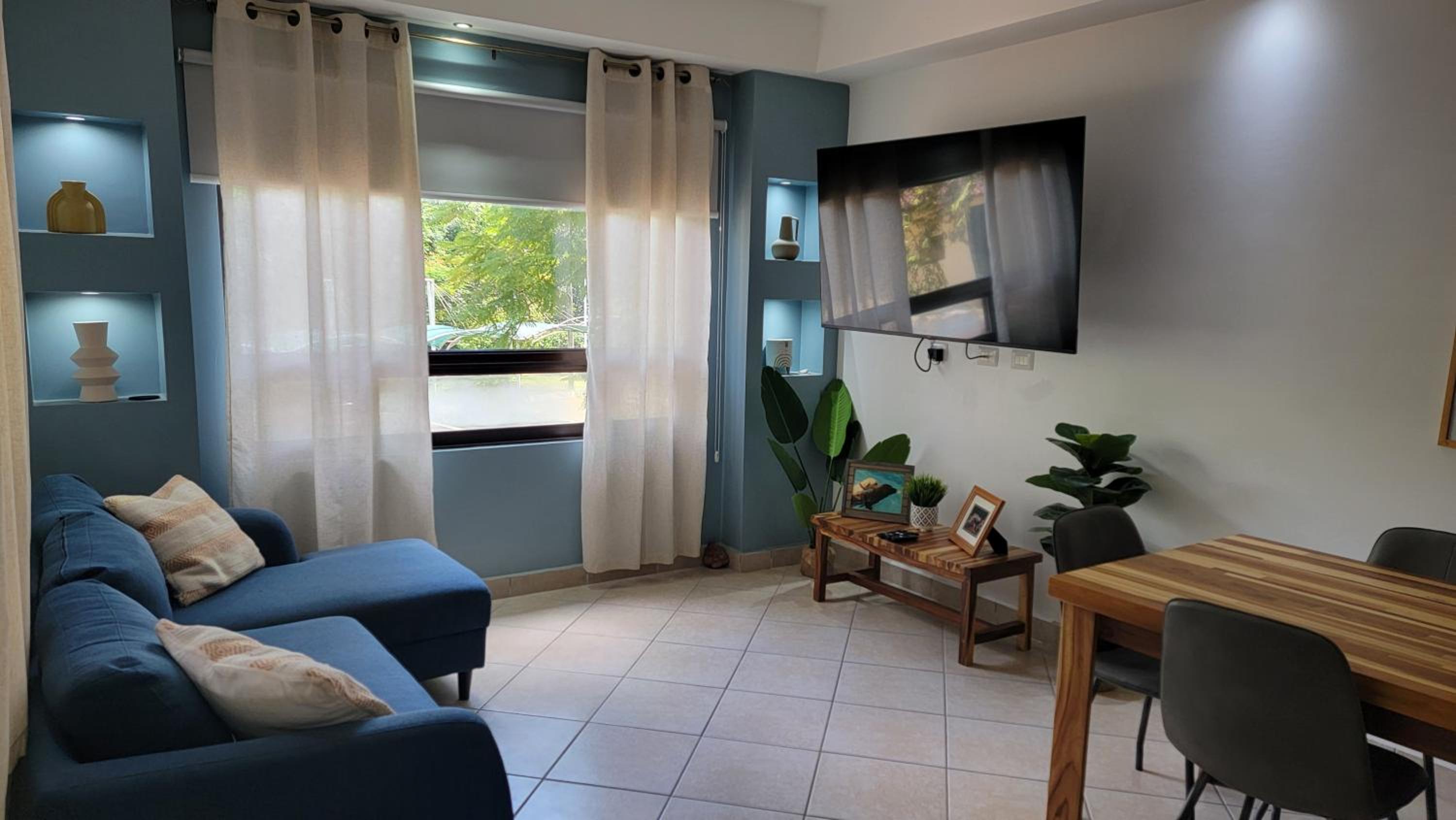 Beautiful newly refurbished 2 bedroom 2 Bathroom 2nd floor condo
