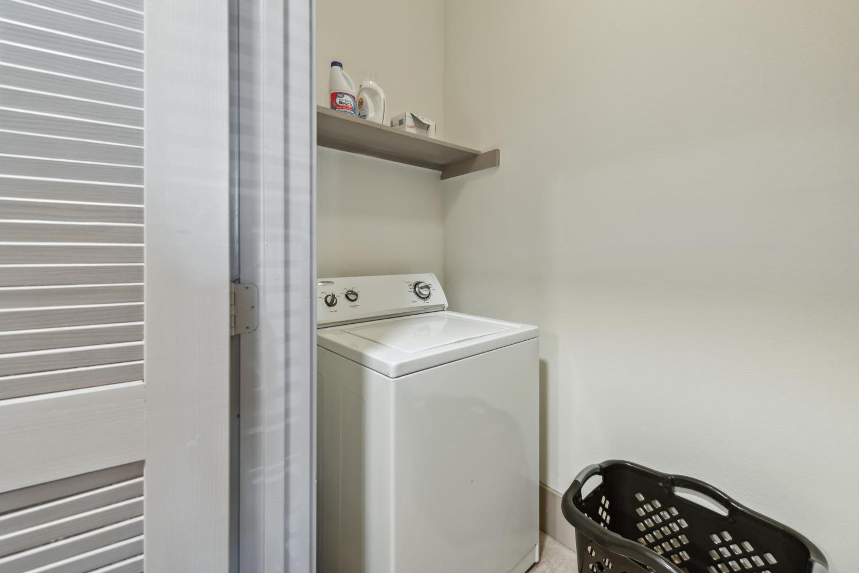 Amazing Uptown Apartment Free Parking Pet Friendly - Property Image 9
