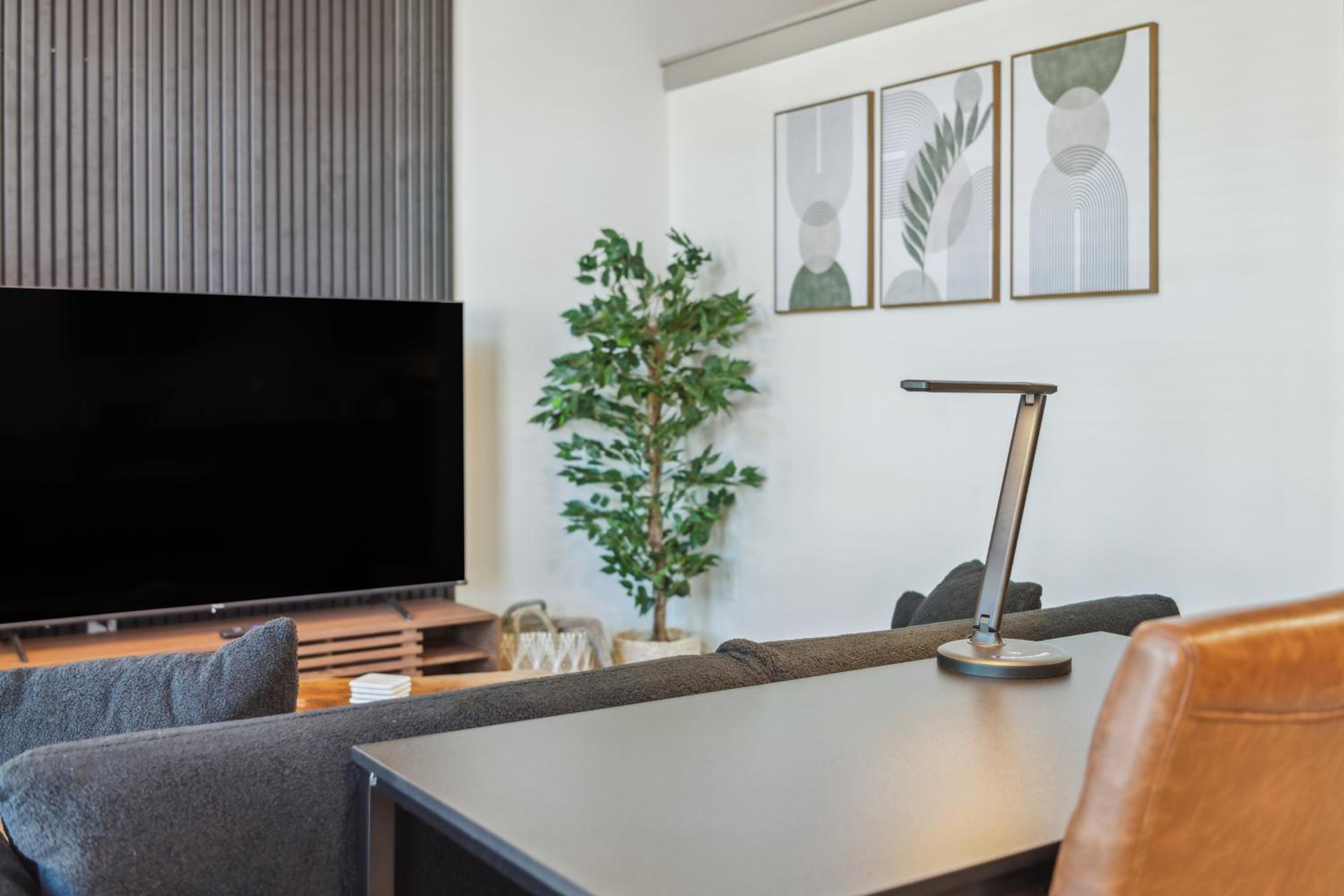 Amazing Uptown Apartment Free Parking Pet Friendly - Property Image 1