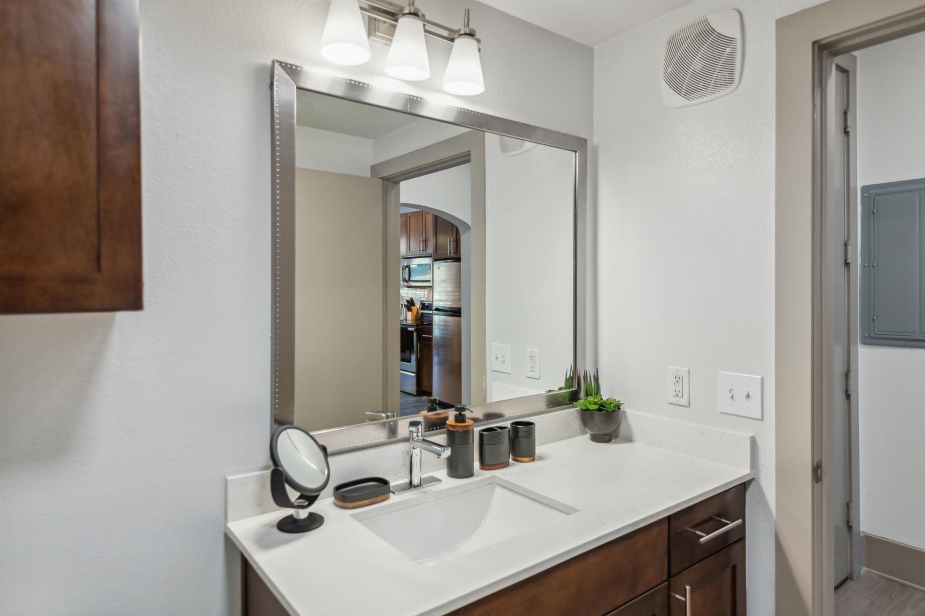 Amazing Uptown Apartment Free Parking Pet Friendly - Property Image 7