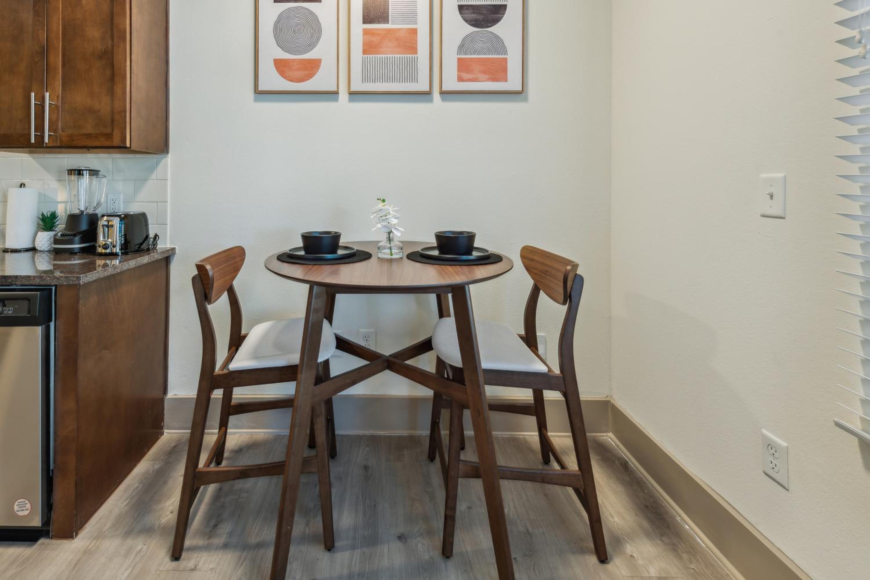 Amazing Uptown Apartment Free Parking Pet Friendly - Property Image 3