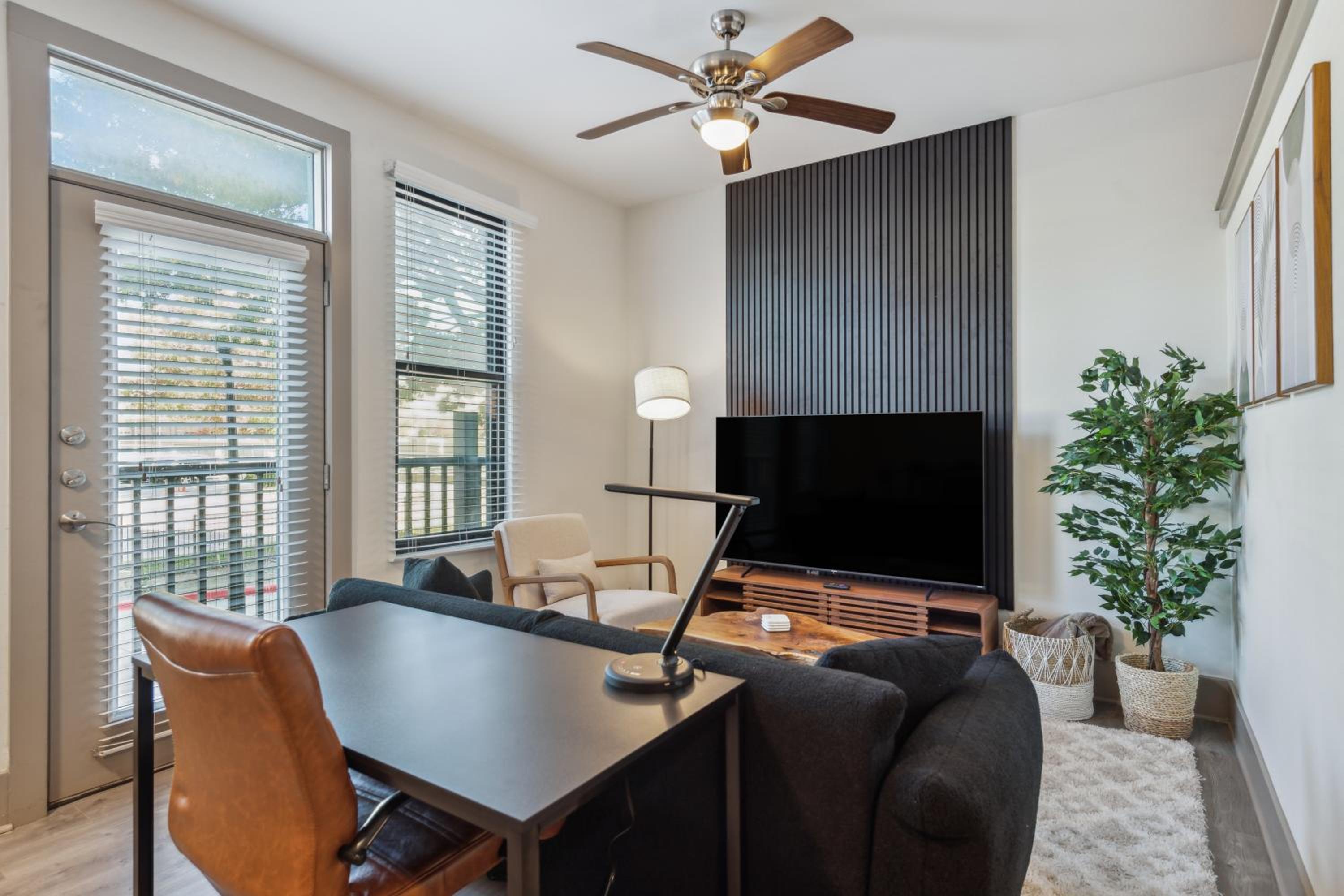 Miscellaneous Market Vacations - Amazing Uptown Apartment Free Parking Pet Friendly - Property Image 1