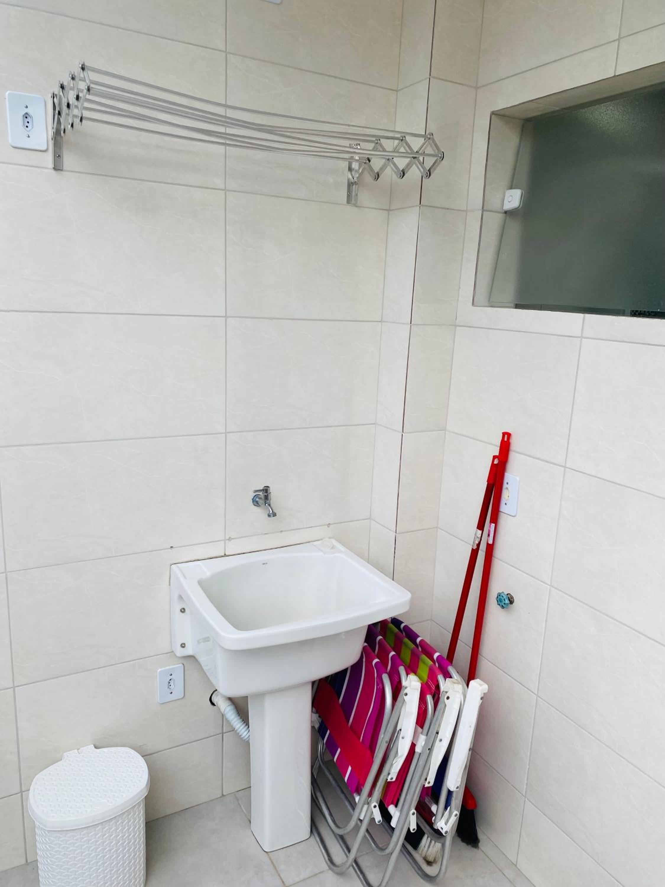 Apartamento a 250 metros da Praia do Sapê e Maranduba - Piscina e Ar condicionado