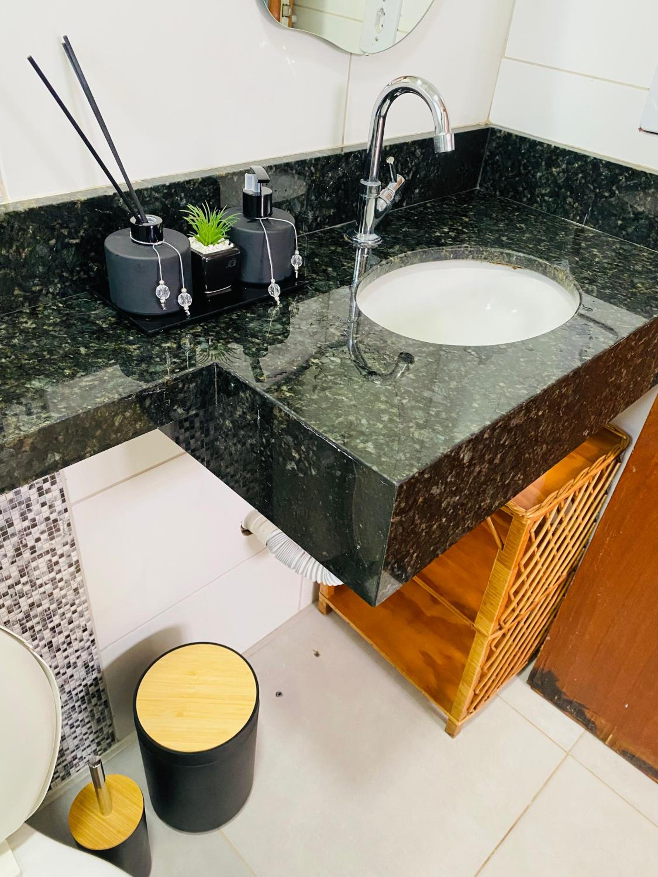 Apartamento a 250 metros da Praia do Sapê e Maranduba - Piscina e Ar condicionado