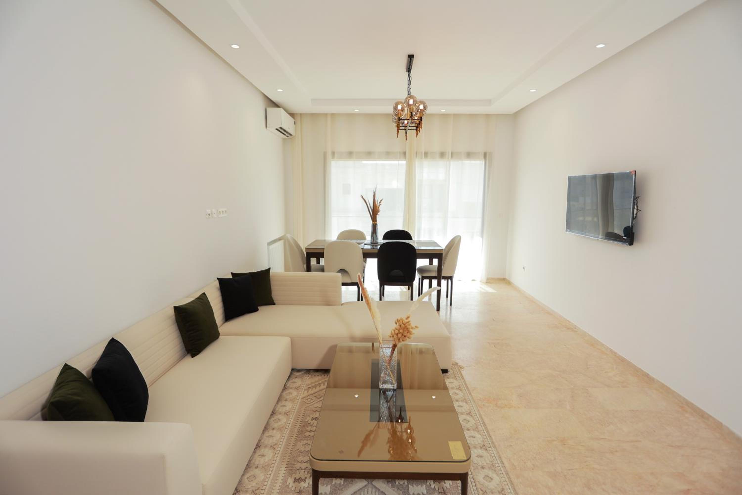 Bright and Cozy New 3 Bedrooms Apartment view 3