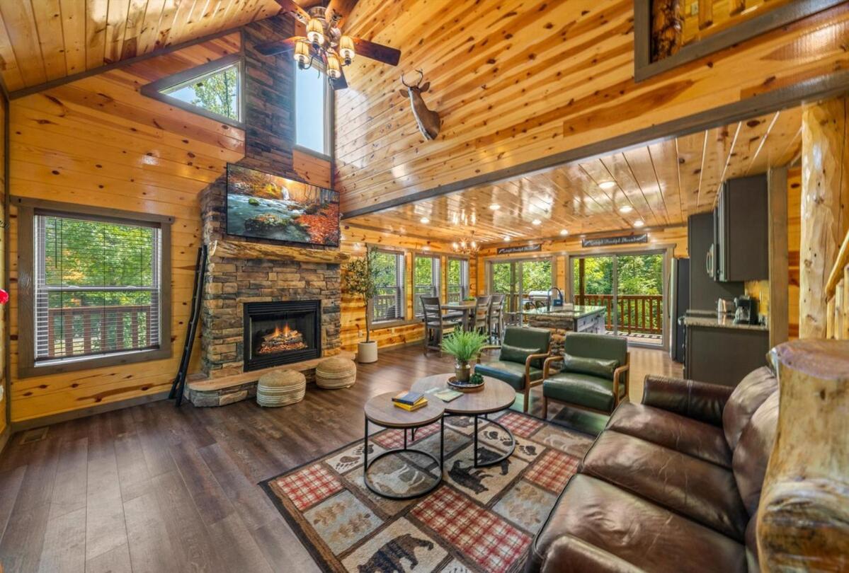 Indoor Pool, Ping pong, Karaoke, Theater, Hot tub view 4