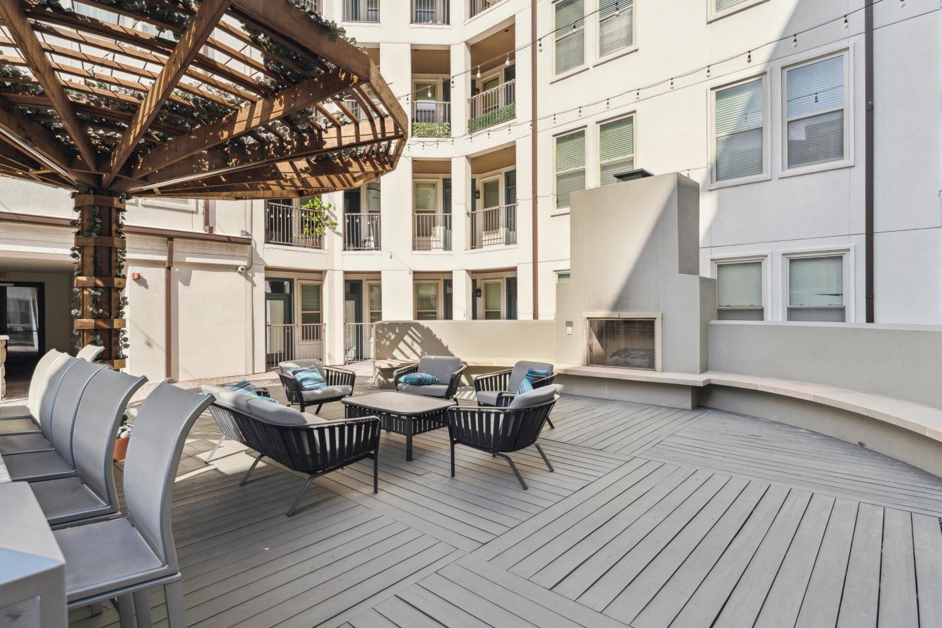 Amazing Uptown Apartment Free Parking Pet Friendly - Property Image 2