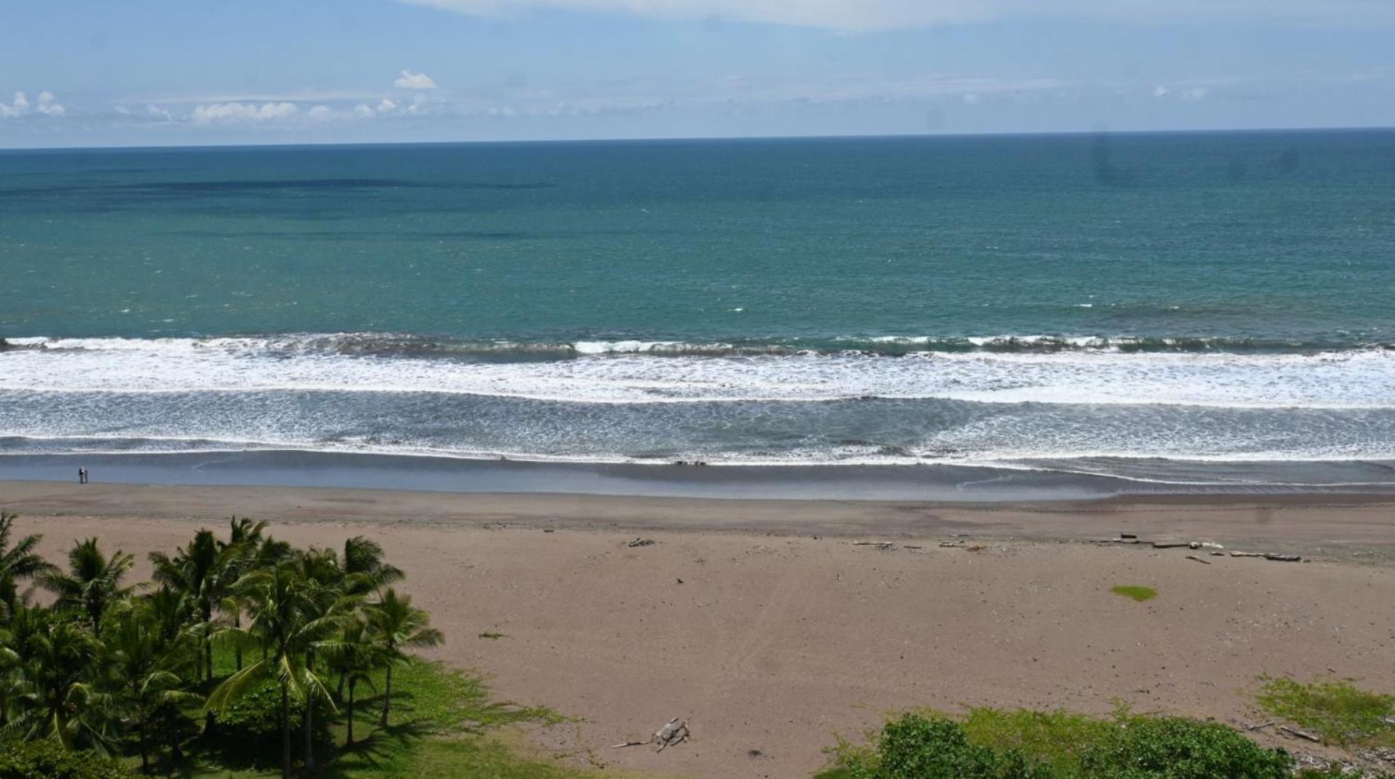 Jacó beachfront condo with beautiful sunsets