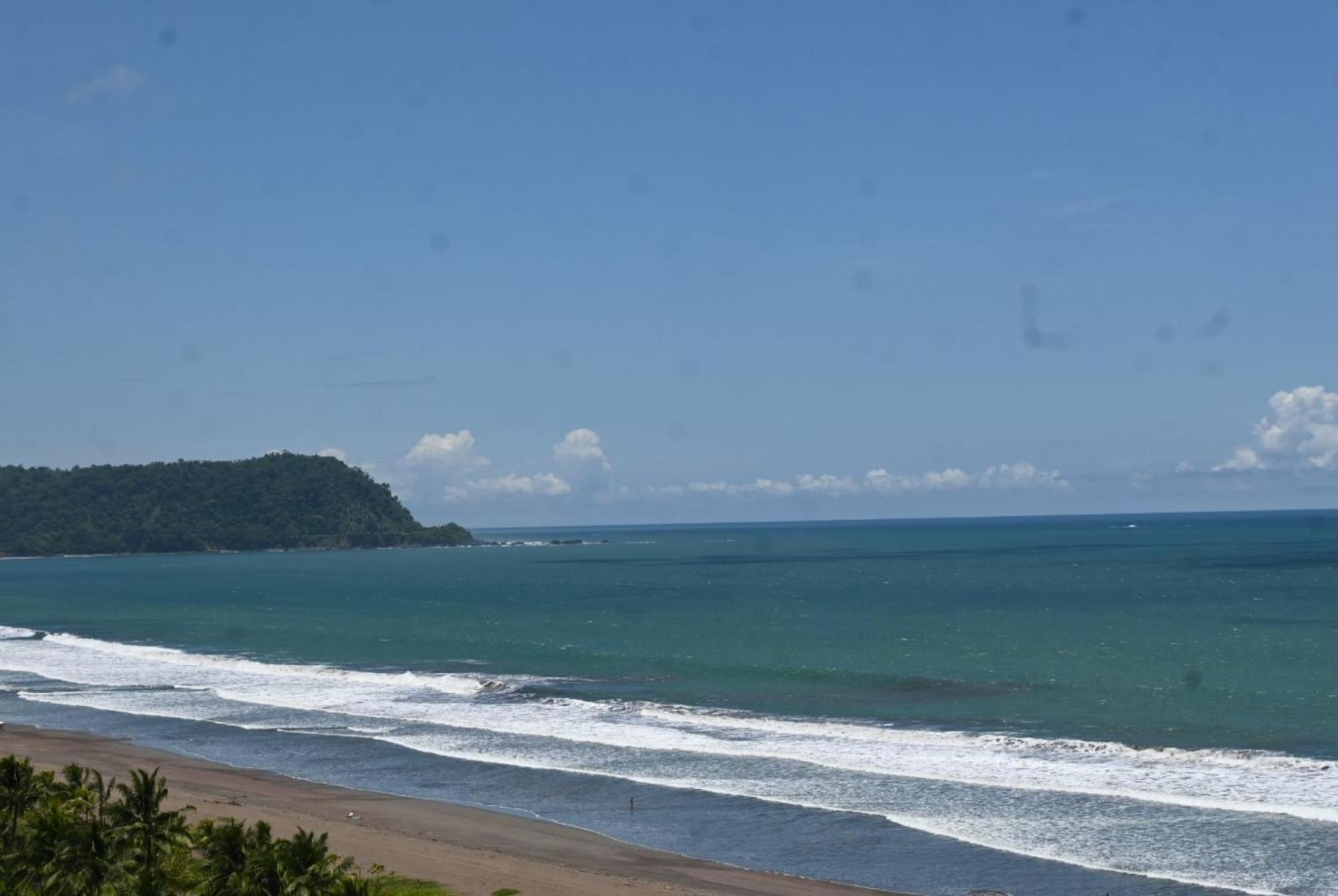Jacó beachfront condo with beautiful sunsets