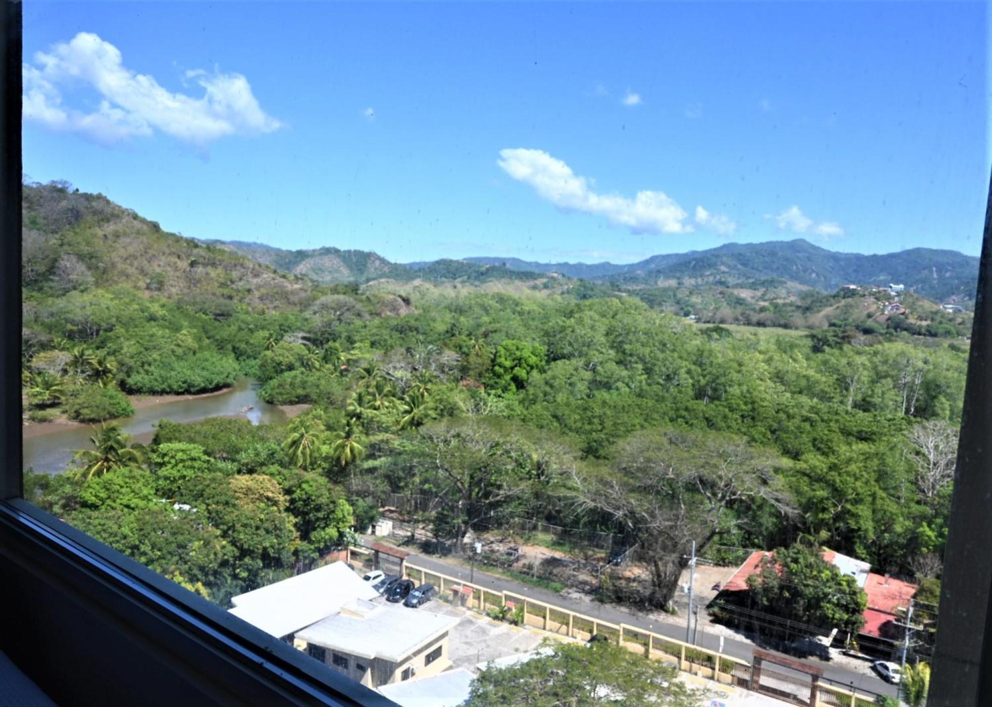 Jacó beachfront condo with beautiful sunsets