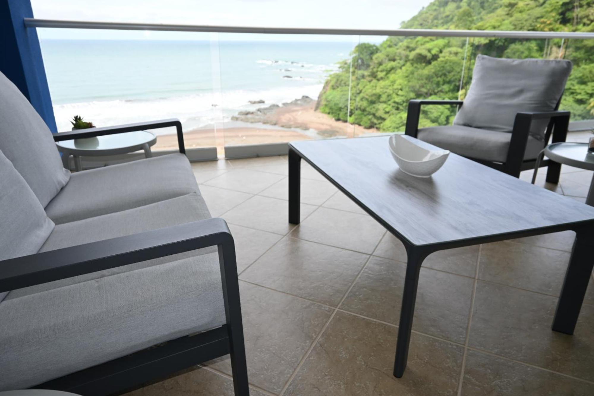 Jacó beachfront condo with beautiful sunsets