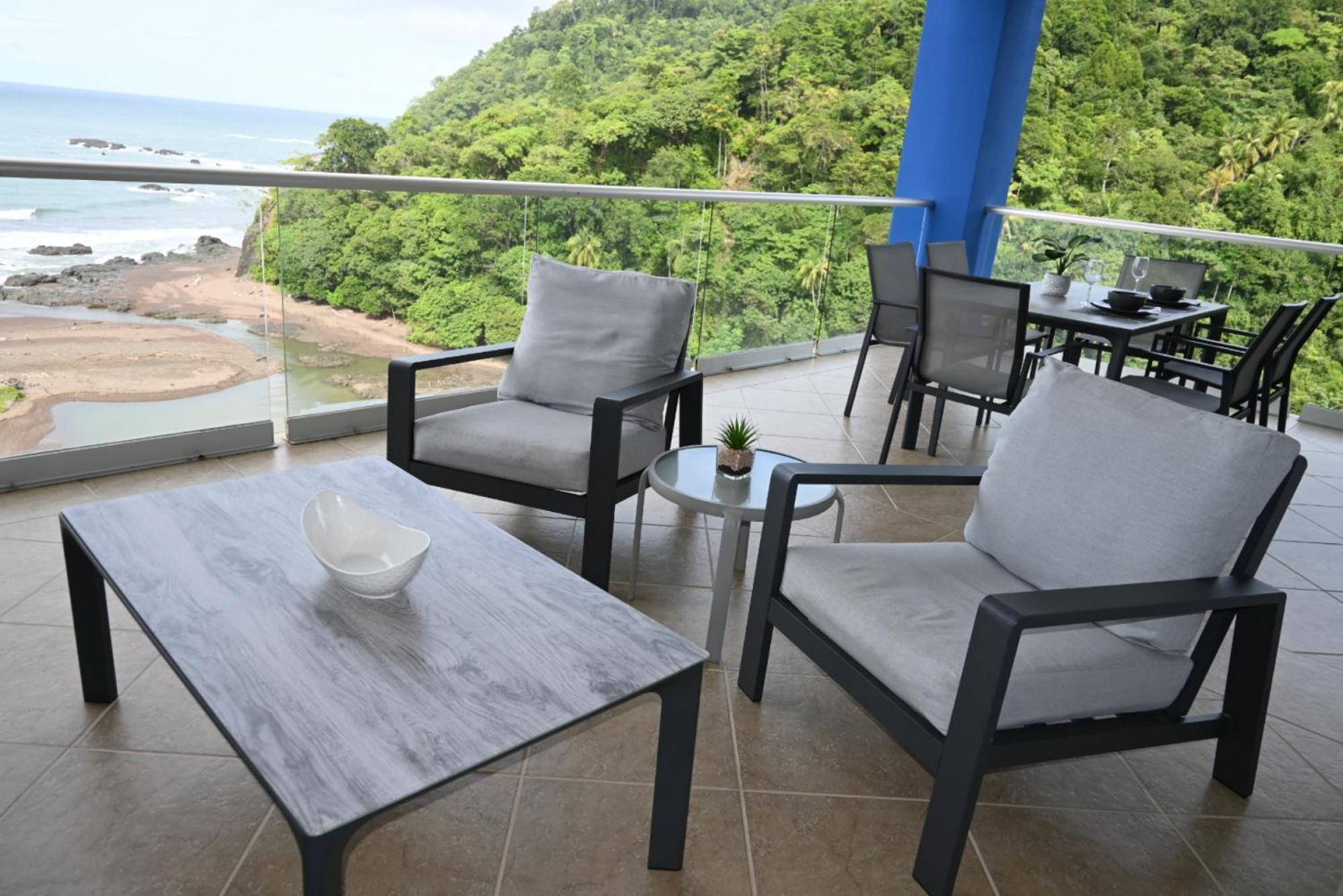Jacó beachfront condo with beautiful sunsets
