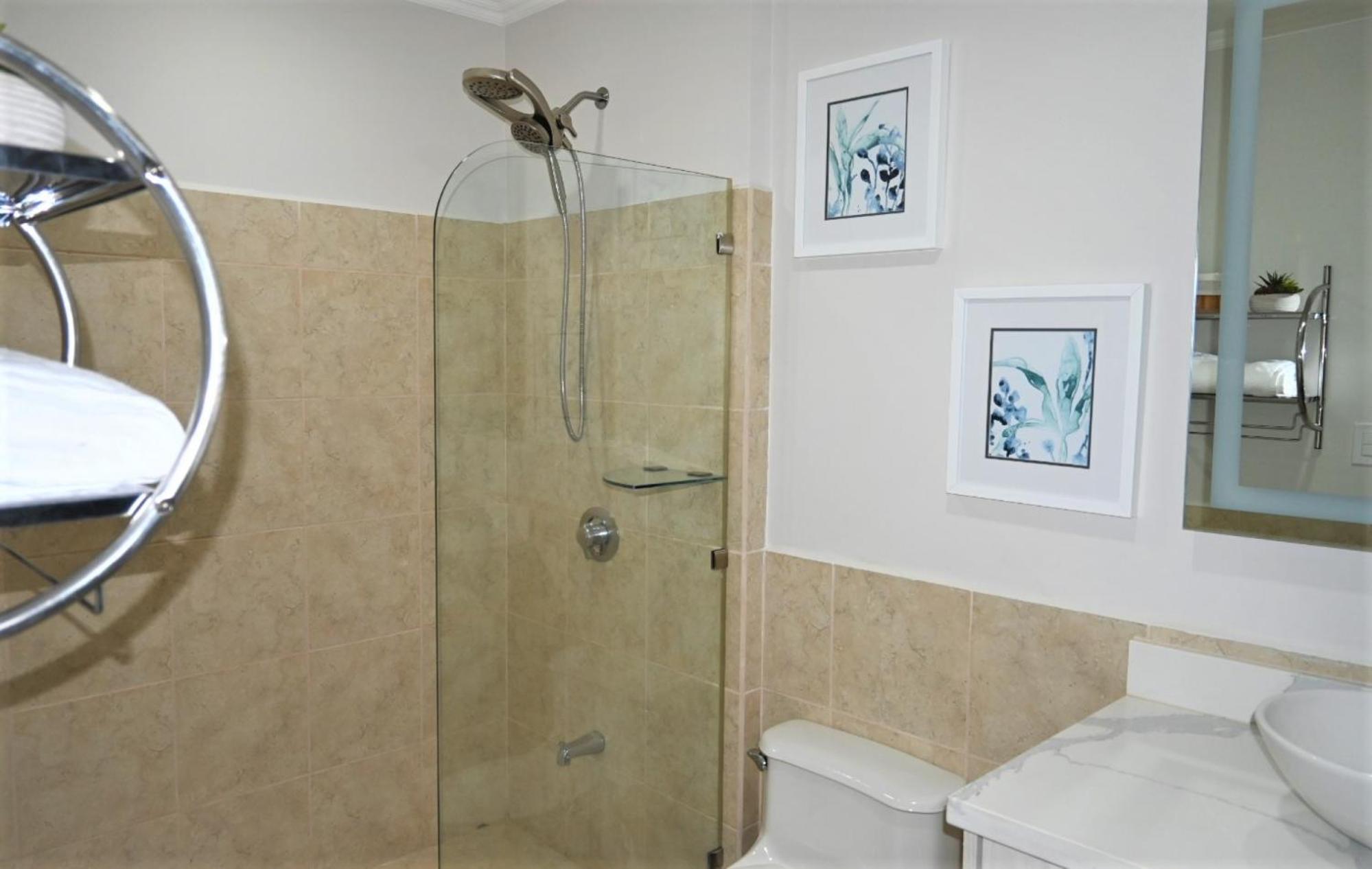 Jacó beachfront condo with beautiful sunsets
