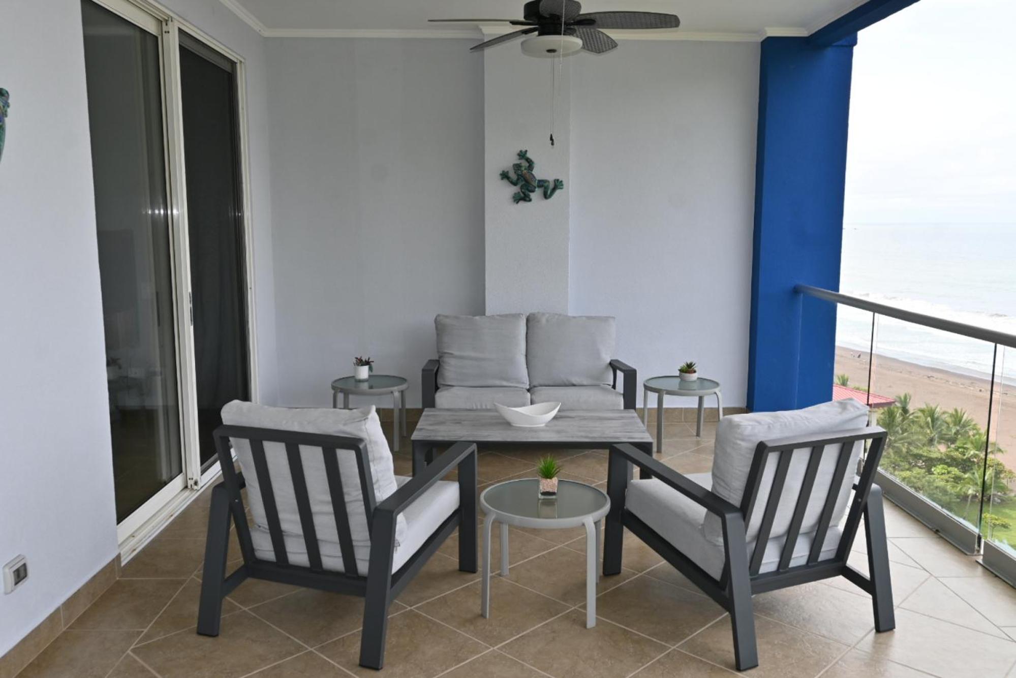 Jacó beachfront condo with beautiful sunsets