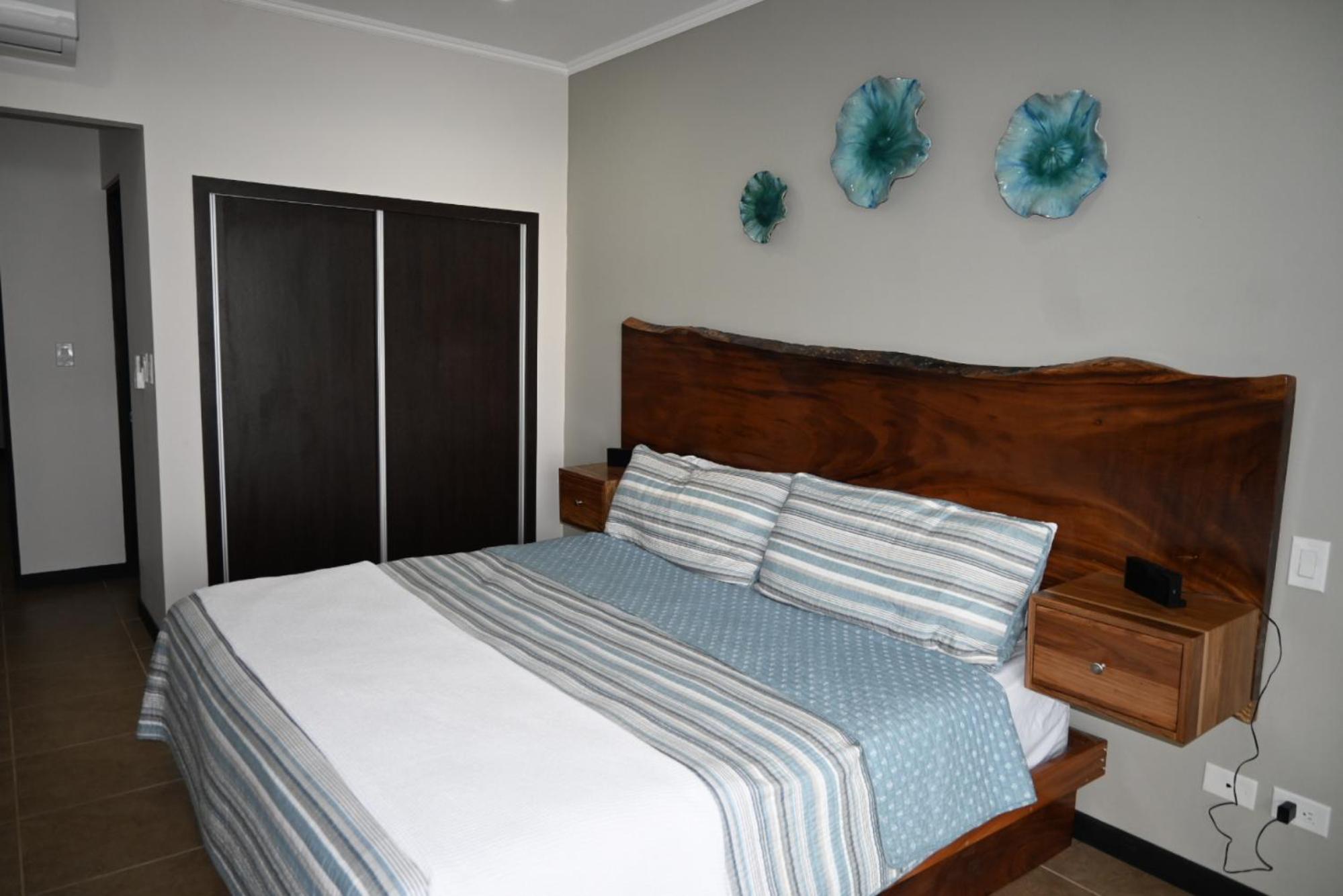 Jacó beachfront condo with beautiful sunsets