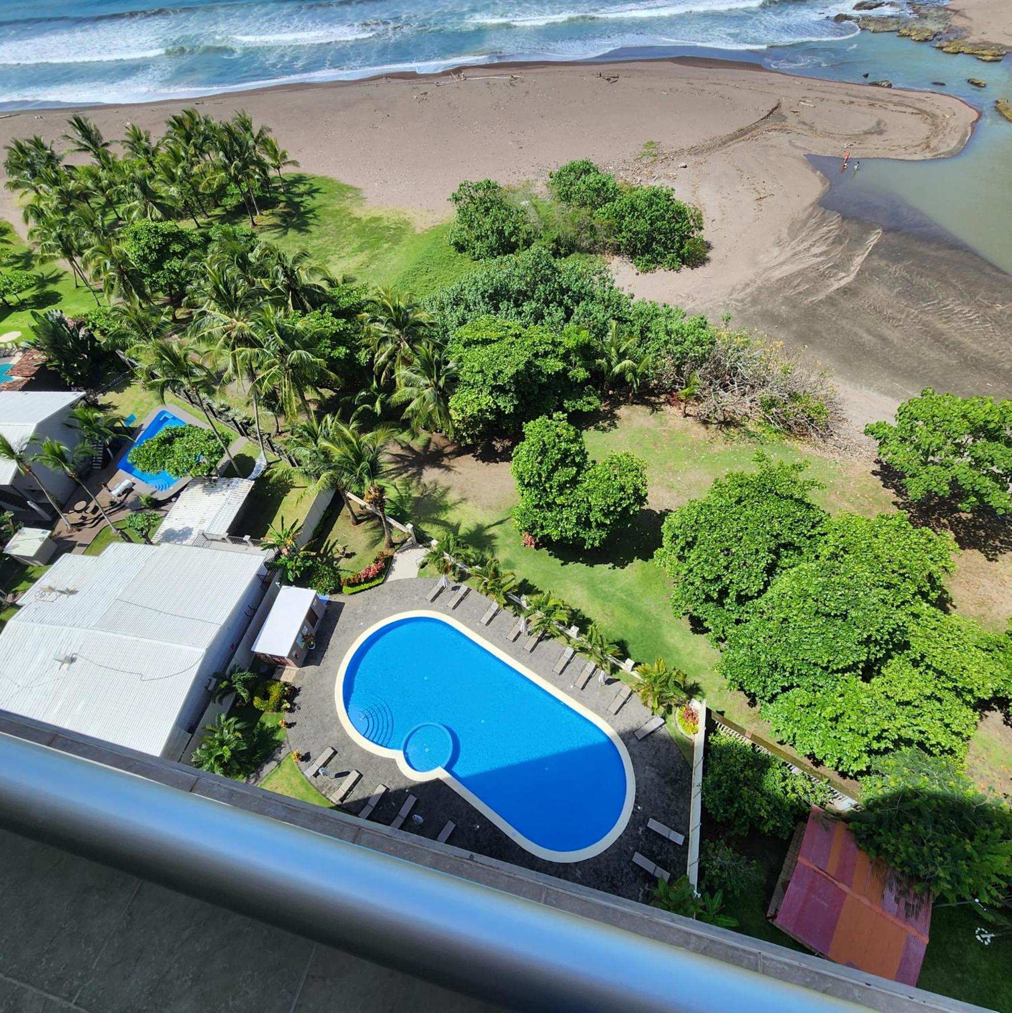 Jacó beachfront condo with beautiful sunsets