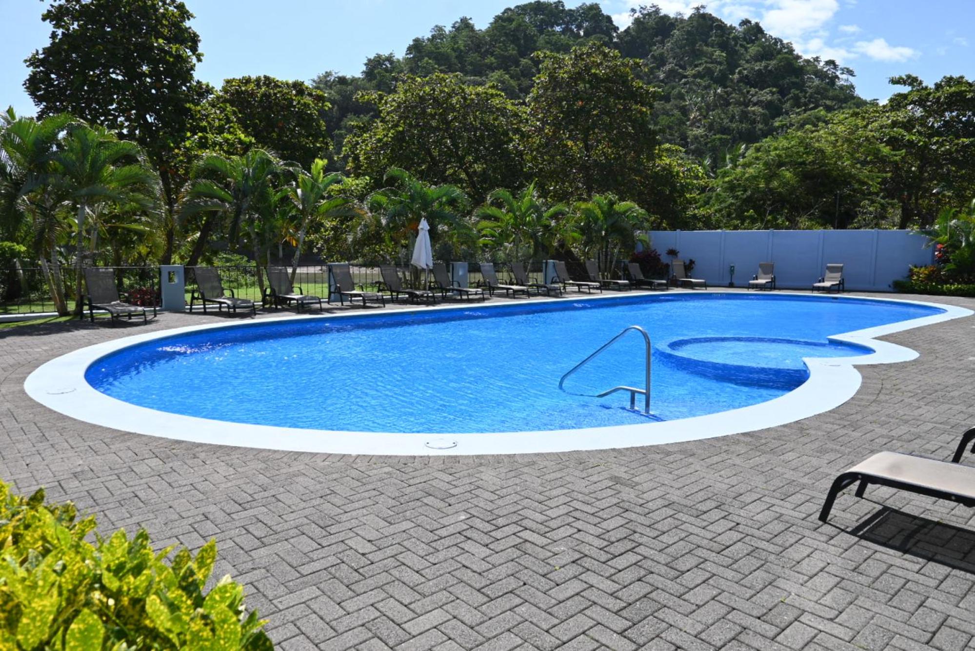 Jacó beachfront condo with beautiful sunsets