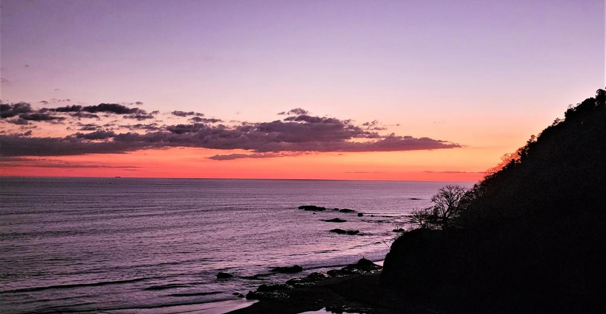 Jacó beachfront condo with beautiful sunsets