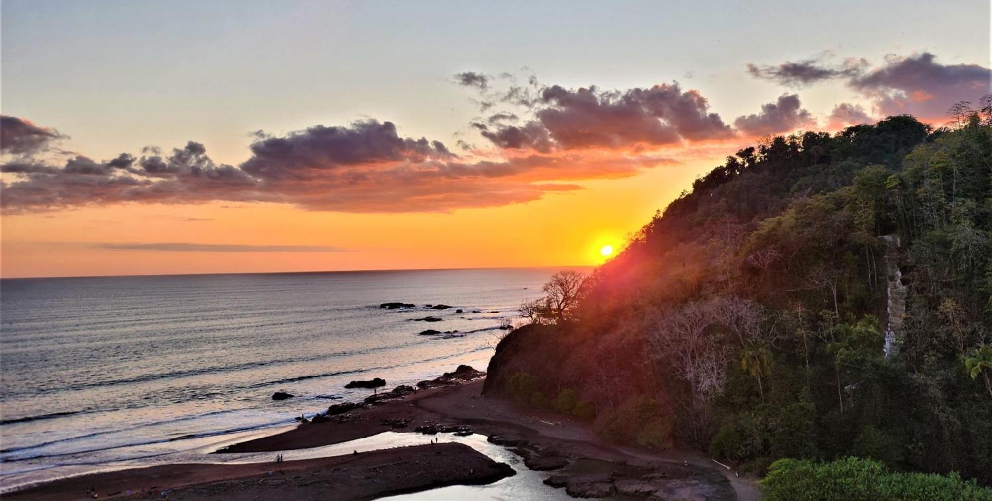 Jacó beachfront condo with beautiful sunsets